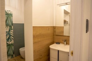 Douche, sèche-cheveux, bidet, serviettes fournies