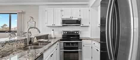 Fridge, microwave, stovetop, dishwasher