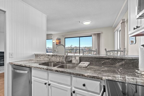 Køleskab, mikrobølgeovn, kogeplade, opvaskemaskine