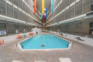 Innendørsbasseng og et oppvarmet basseng