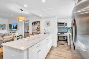 Fridge, microwave, oven, stovetop - NPR (Naples)