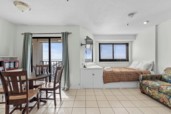 Tabla de planchar con plancha, wifi gratis y ropa de cama 