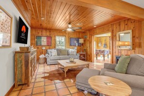 Una televisión, un futbolín