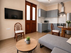 Un apartamento moderno con sala de estar, cocina y comedor.