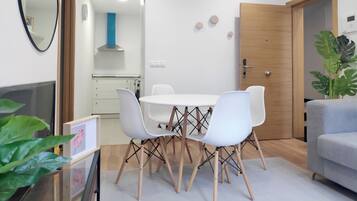 Apartament familiar, 2 dormitoris | Sala d'estar | Televisor