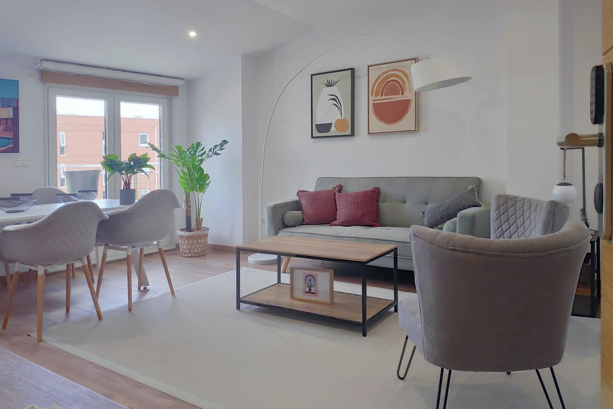 Appartamento familiare, 2 camere da letto, patio | Area soggiorno | TV