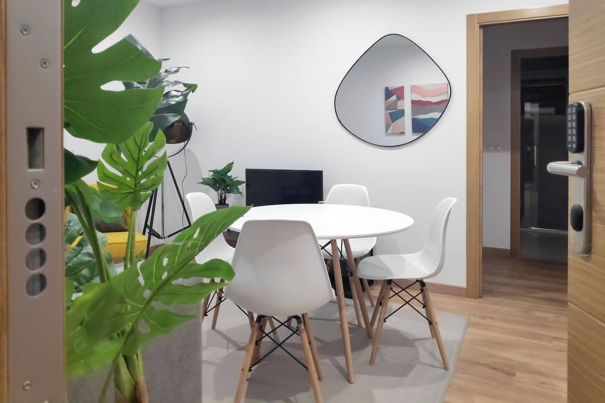 Appartamento familiare, 2 camere da letto | Area soggiorno | TV