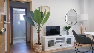 Apartamento familiar, 2 habitaciones | Zona de estar | Una televisión