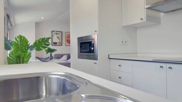 Apartamento familiar, 2 habitaciones, patio | Cocina privada | Frigorífico pequeño, microondas, placa de cocina y lavavajillas