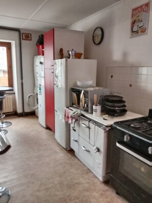 Kjøleskap, mikrobølgeovn, ovn og kokeplater