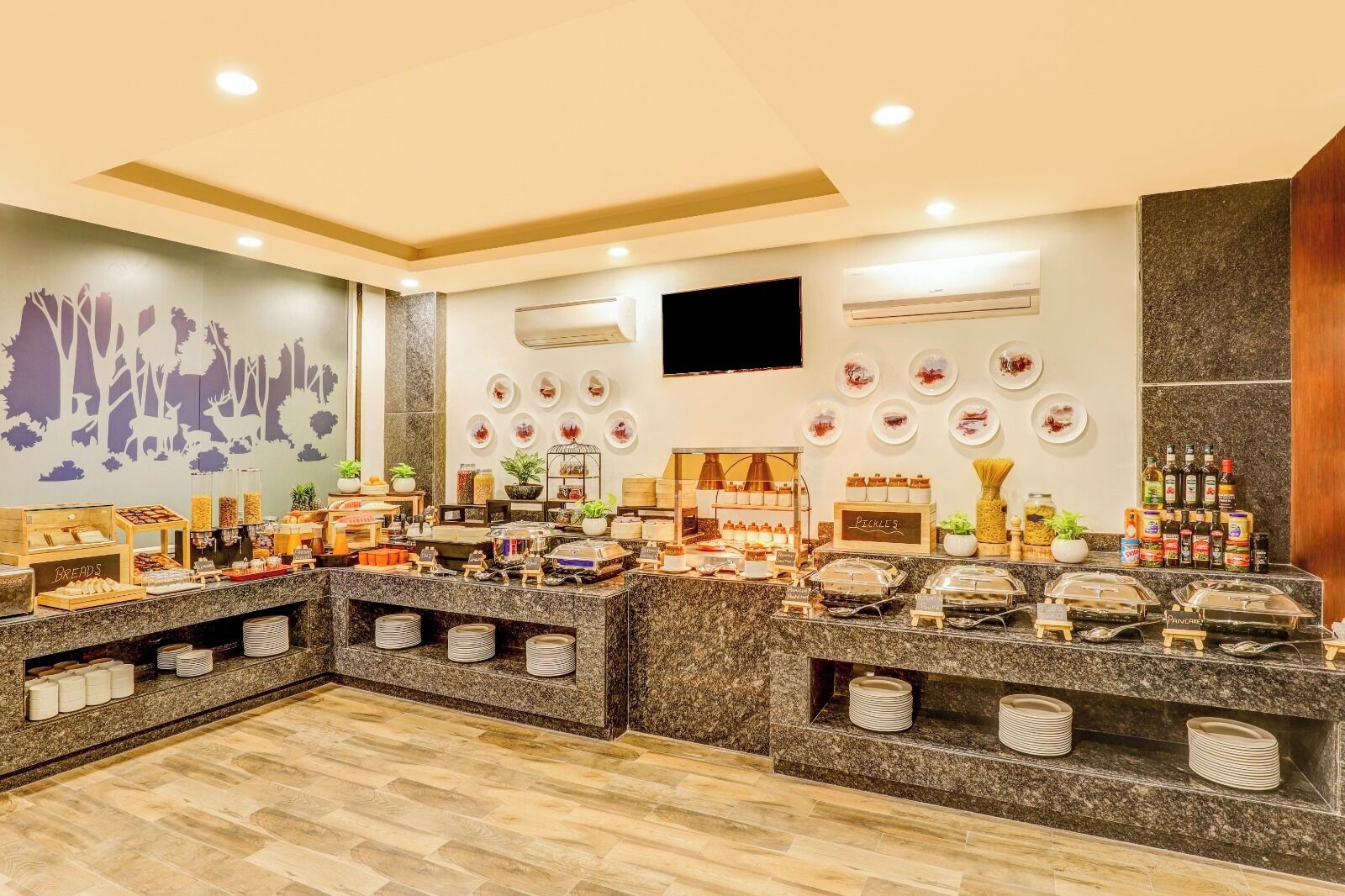 每日供应当地美食早餐（每人 INR 300）