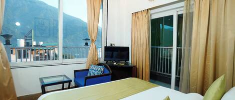 Habitación doble estándar, vista a la colina | 1 habitación, escritorio y wifi gratis