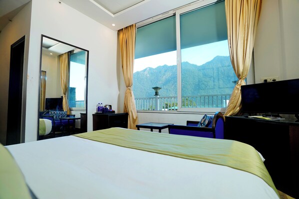 Standard dubbelrum - utsikt mot bergen | Skrivbord och gratis wi-fi