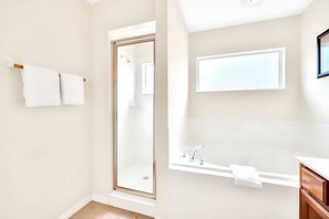 Dusche, Haartrockner, Handtücher, Shampoo