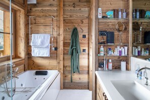 Dusche, Whirlpool, Haartrockner, Handtücher