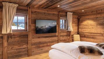 6 bedrooms, in-room safe, desk, iron/ironing board