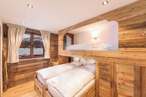 6 Schlafzimmer, Zimmersafe, Schreibtisch, Bügeleisen/Bügelbrett