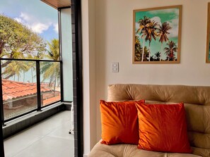 Perushuoneisto | Oleskelualue | 32–tuumainen televisio, jossa kaapelikanavat