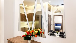 A modern bathroom with a large mirror, a wooden vanity, and a vase of flowers. - Kalamata Gem Retreats, Hidden In the City Center (Kalamata)
