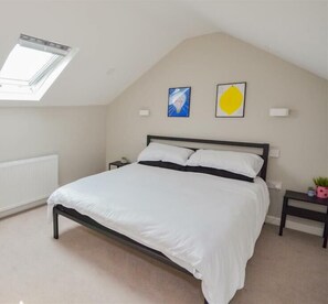 5 slaapkamers, een strijkplank/strijkijzer, wifi, beddengoed