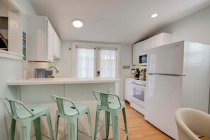 冰箱、微波炉、烤箱、炉灶