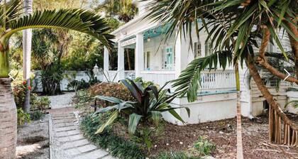 Shared Pool & Parking - The Cottage at James House