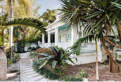 Shared Pool & Parking - The Cottage at James House