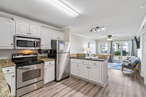 Kjøleskap, mikrobølgeovn, ovn og kokeplater