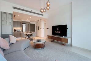 TV - 2BR Beachfront Living, Stunning Marina Views (Dubai)