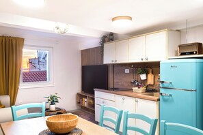 Family Apartment, 3 Bedrooms, City View | Private kitchen
