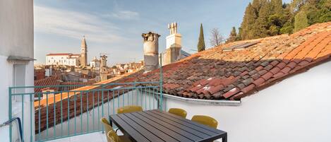 Familienapartment, 3 Schlafzimmer, Stadtblick | Terrasse/Patio