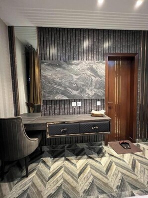 Family Suite | Premium bedding, in-room safe, desk, laptop workspace