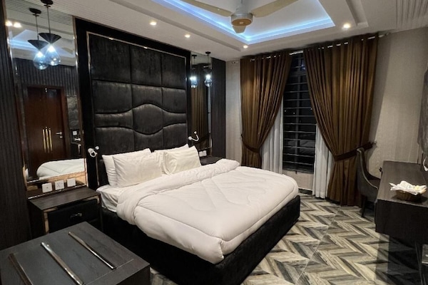 Suite ejecutiva | Ropa de cama de alta calidad, caja fuerte, escritorio