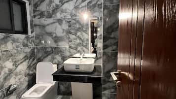 Habitació doble Deluxe, vistes a la ciutat | Bany | Dutxa, articles de tocador gratuïts, tovalloles i sabó