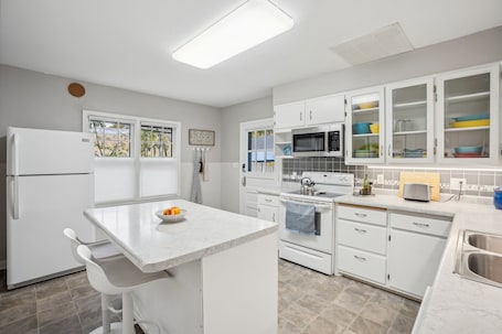 Condo, 3 Bedrooms | Private kitchen | Fridge, oven, coffee/tea maker, toaster