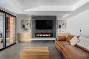 Casa, 5 habitaciones | Área de sala de estar | Smart TV 