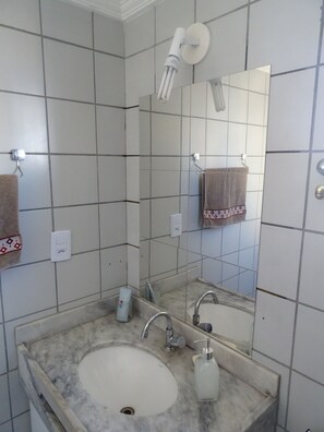 Douche, serviettes fournies, savon, papier toilette