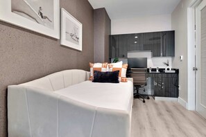 3 soverom, skrivebord, strykejern/-brett og reiseseng for barn