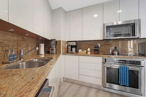 Kjøleskap, mikrobølgeovn, ovn og kokeplater