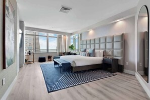 3 soverom, skrivebord, strykejern/-brett og reiseseng for barn