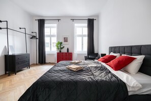 Superior-Apartment, Stadtblick | 1 Schlafzimmer, kostenloses WLAN
