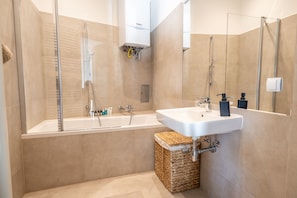 Deluxe Apartment, City View | Bathroom - Rochus Stylish Stays (Vienna)