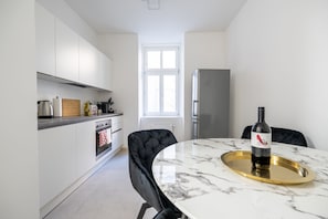 Superior-Apartment, Stadtblick | Eigene Küche