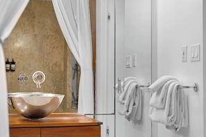 Dusche, Haartrockner, Handtücher, Shampoo