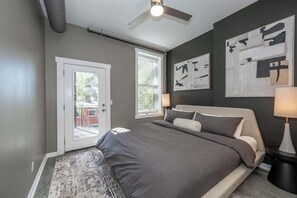 2 bedrooms, iron/ironing board, WiFi, bed sheets - Queen City Views 3 – Chic 2 BDR! (Cincinnati)