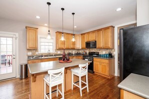 Fridge, microwave, oven, stovetop - Mason Oasis 5 BDR Home Sweet Home, Family-Friendly (Mason)