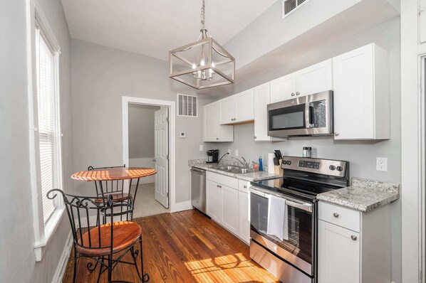 Fridge, microwave, oven, stovetop - Suites on Main 3 Summ (Covington)