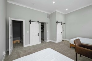 3 bedrooms, desk, iron/ironing board, WiFi - Cincy Comfort Retreat (Cincinnati)