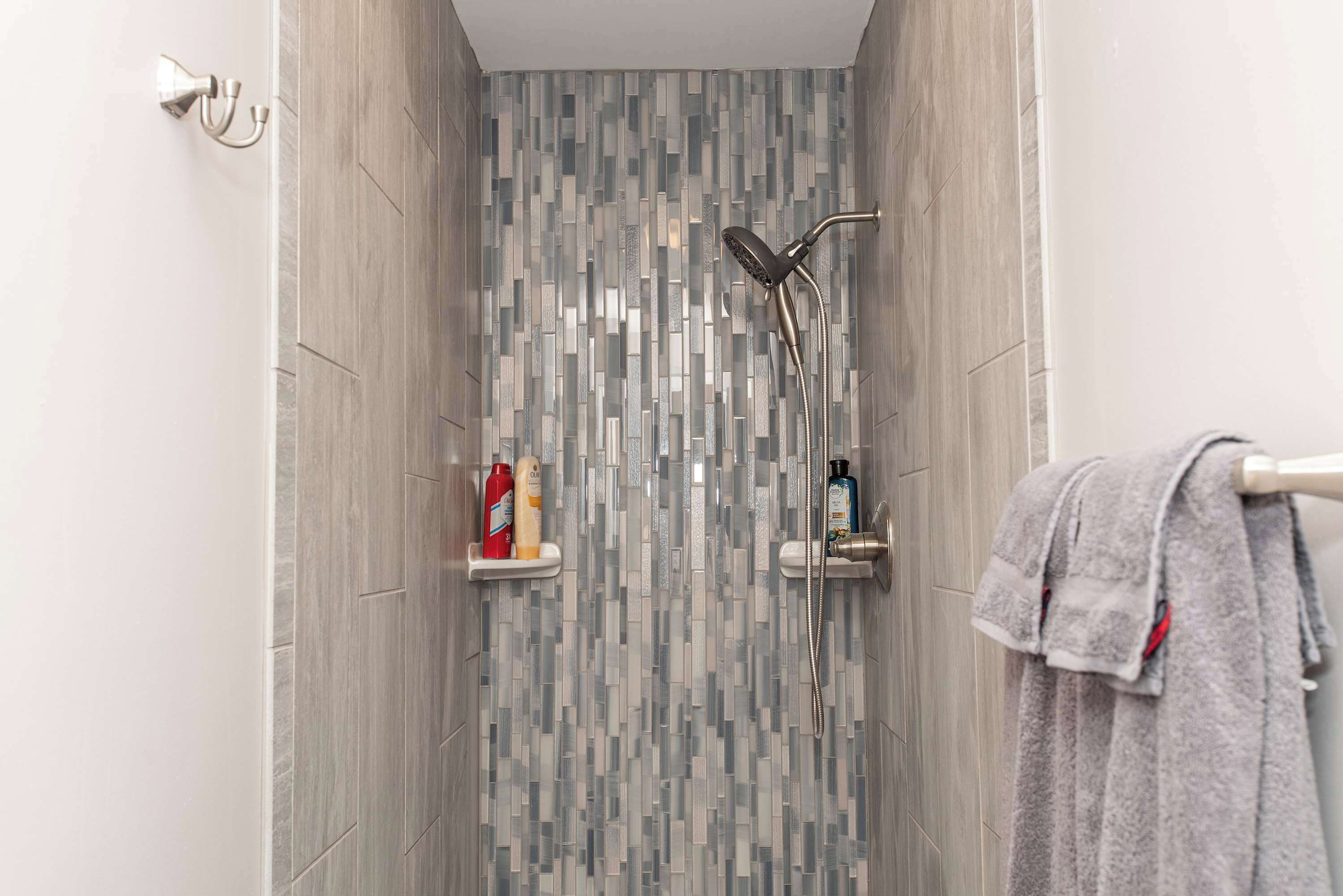 Chuveiro, secador de cabelo, toalhas de banho, shampoo