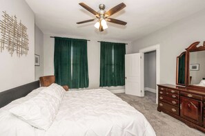 9 bedrooms, iron/ironing board, WiFi, bed sheets - Suites on Main 2 (Covington)